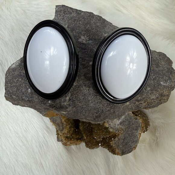 Vintage Black & White Plastic Oval Pierced Stud Earrings 1.5" X 1" - Picture 5 of 6